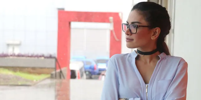 Dibekap Cowok Dari Belakang, Nikita Mirzani Sudah Punya Pacar?