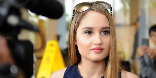Diberitakan Pindah Negara, Cinta Laura Sebal