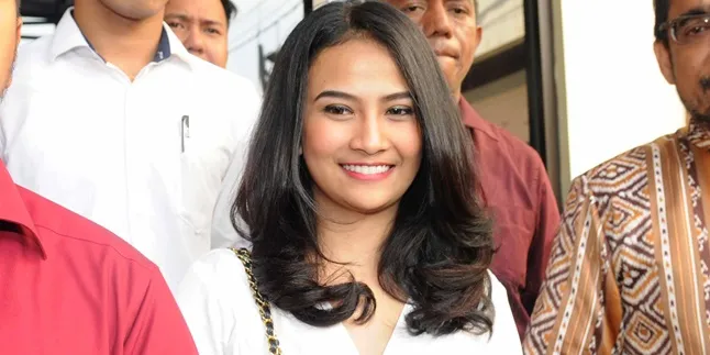 Diberitakan Tertangkap Narkoba, Vanessa Angel Lagi Nge-Mall Diberitakan Tertangkap Narkoba, Vanessa Angel Lagi Nge-Mall