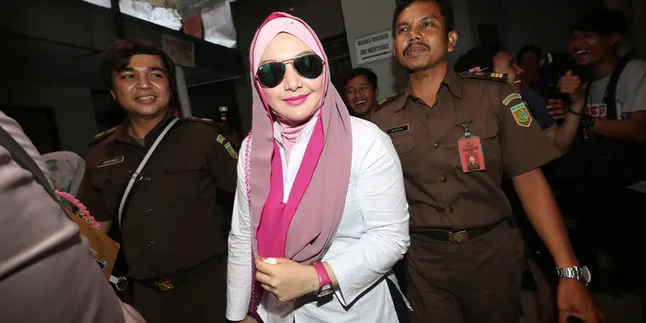 Dibui, Edies Adelia Makin Dekat Dengan Allah Dibui, Edies Adelia Makin Dekat Dengan Allah