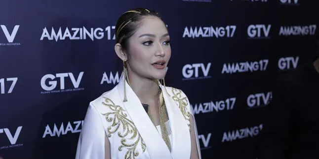 Dibungkus Kertas, Suami Siti Badriah Berikan Hadiah Mahal Untuk Sang Istri Dibungkus Kertas, Suami Siti Badriah Berikan Hadiah Mahal Untuk Sang Istri