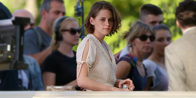Dibuntuti Paparazzi, Pacar Kristen Stewart Malah Dadah ke Kamera Dibuntuti Paparazzi, Pacar Kristen Stewart Malah Dadah ke Kamera
