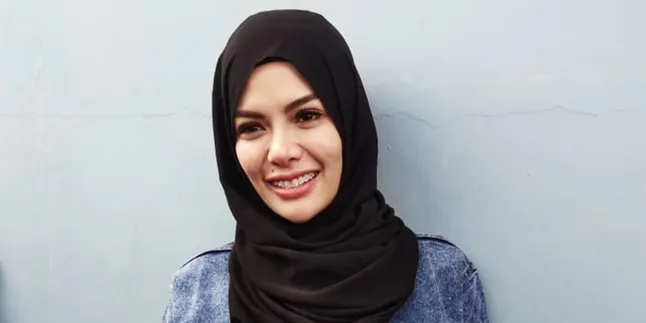 Didatangi Mendiang Orangtua Lewat Mimpi, Nikita Mirzani Dapat Hidayah Untuk Berhijab