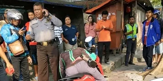 Diduga Kelelahan, Driver Ojek Online Ini Meninggal Dengan Posisi Terduduk di Motornya