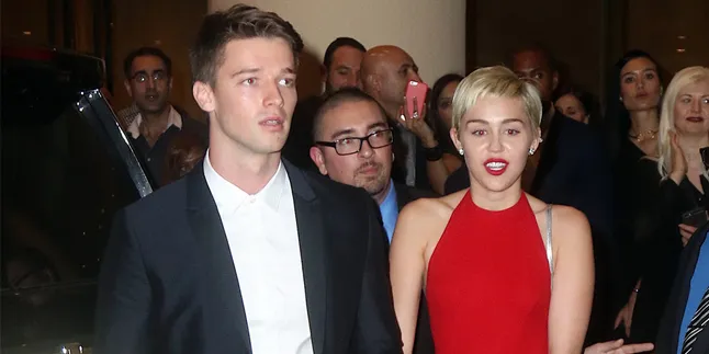 Diduga Selingkuhi Miley Cyrus, Patrick Diteror Akan Dibunuh Diduga Selingkuhi Miley Cyrus, Patrick Diteror Akan Dibunuh