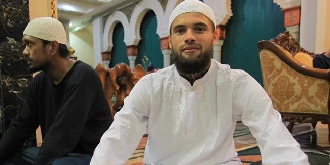 Diego Michiels Posting Foto Selfie Bareng Wanita Berhijab, Fans Dibuat Penasaran