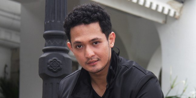 Touted to Have a Vocal Similar to Michael Buble, This New Singer Releases 'Tetap Setia'