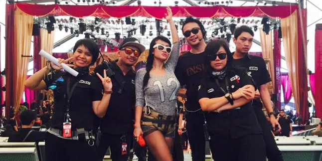 Digantung Sling, Selangkangan Julia Perez Kesakitan Digantung Sling, Selangkangan Julia Perez Kesakitan