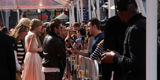 Digosipin Pacaran, Taylor Swift Dan Zac Efron Malah Nyanyi Bareng