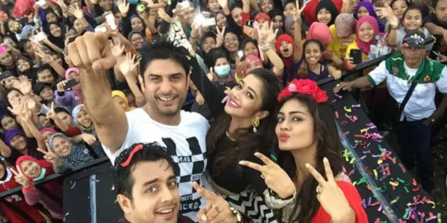 Diguyur Hujan, Tina & Cast 'Uttaran' Tetap Ceria Sapa Fans Jogja