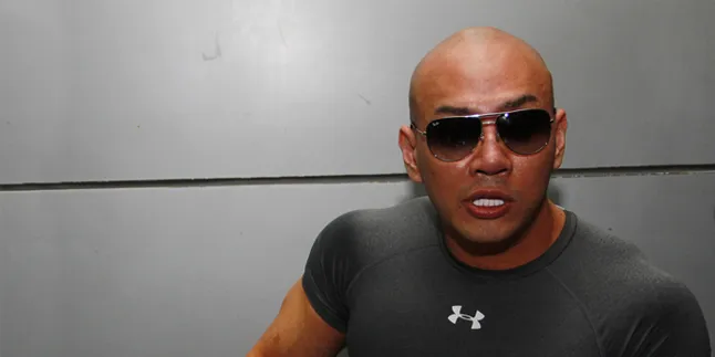 Dihantam Pakai Kursi, Deddy Corbuzier Mengumpat Kesakitan Dihantam Pakai Kursi, Deddy Corbuzier Mengumpat Kesakitan