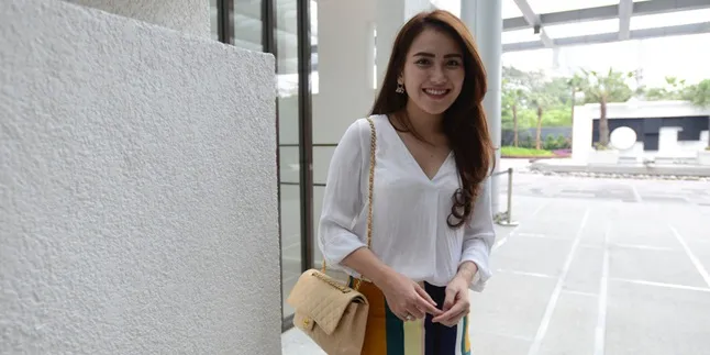 Dihujat Foto Cium Bibir Ayahnya, Ayu Ting Ting: Nggak Peduli