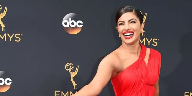 Dikabarkan Bertunangan, Priyanka Chopra Tak Pakai Cincin di Jari Manisnya