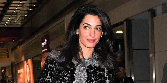 Dikabarkan Cerai, Amal Clooney Malah Pasang Senyum Lebar