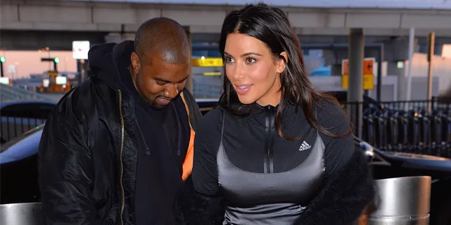 Dikabarkan Cerai, Kim Kardashian Masih Pakai Cincin Kawin Dikabarkan Cerai, Kim Kardashian Masih Pakai Cincin Kawin