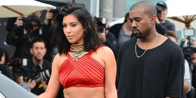 Dikabarkan Cerai, Kim Kardashian Pose Panas Bareng Kanye West