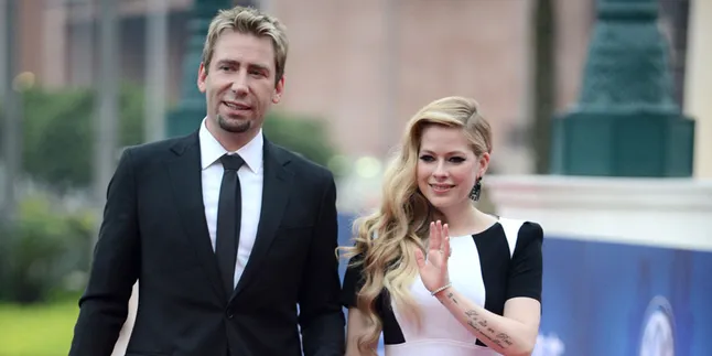Dikabarkan Cerai, Suami Avril Lavigne Lepas Cincin Kawin