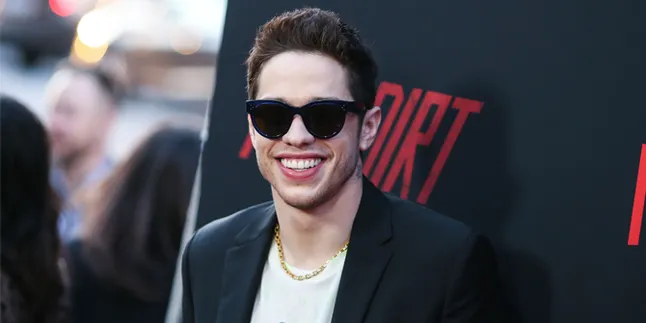 Dikabarkan Pacaran, Pete Davidson & Margaret Qualley Akhirnya Tertangkap Mesra Dikabarkan Pacaran, Pete Davidson & Margaret Qualley Akhirnya Tertangkap Mesra