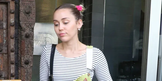 Dikabarkan Pacari Miley Cyrus, Pria 43 Tahun Ini Buka Suara! Dikabarkan Pacari Miley Cyrus, Pria 43 Tahun Ini Buka Suara!