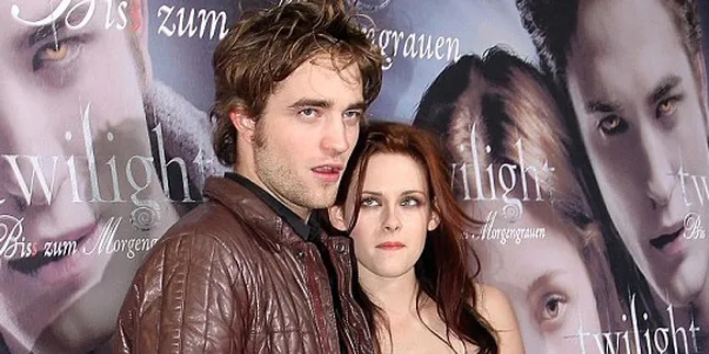 Dikabarkan Putus, Kristen Stewart Genggam Jaket Robert Pattinson Dikabarkan Putus, Kristen Stewart Genggam Jaket Robert Pattinson
