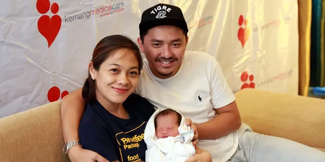 Dikaruniai Anak Kedua, Omesh & Dian Ayu Lestari Siap Bagi Tugas Dikaruniai Anak Kedua, Omesh & Dian Ayu Lestari Siap Bagi Tugas