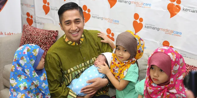 Dikaruniai Anak Laki-Laki, Irfan Hakim Belum Putuskan Nama Dikaruniai Anak Laki-Laki, Irfan Hakim Belum Putuskan Nama