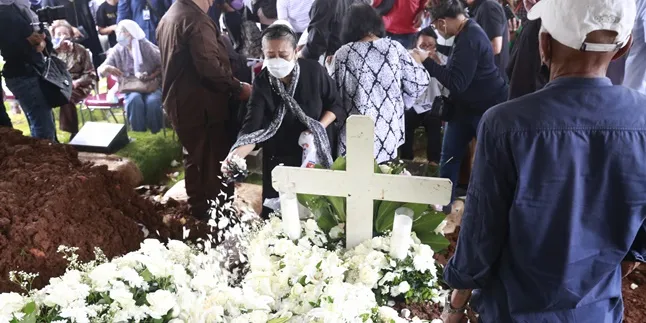 Dikebumikan Siang Tadi, Lagu 'Widuri' Iringi Pemakaman Bob Tutupoly