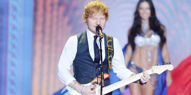 Dikelilingi Banyak Wanita Seksi, Ed Sheeran Keringat Dingin!