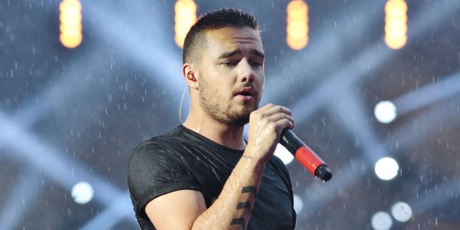 Dikelilingi Fans, Liam Payne Lakukan Ice Bucket Challenge