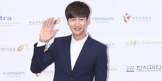 Dikelilingi Idol Cantik, Lee Kwang Soo Girang Abis Jadi Model MV Dikelilingi Idol Cantik, Lee Kwang Soo Girang Abis Jadi Model MV