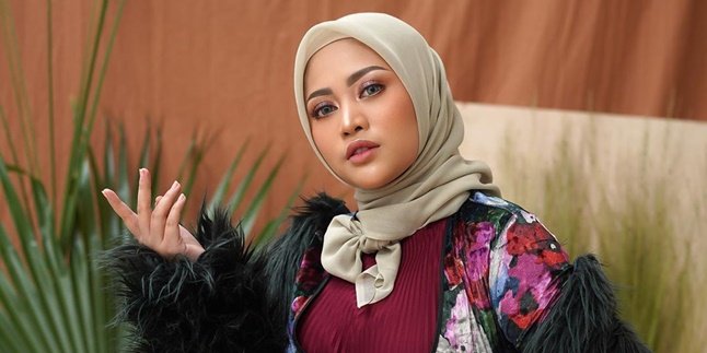 Known for being very rich, this Rachel Vennya hijab is priced at Rp 8 million