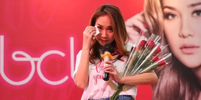 Dikerjai Fans, Bunga Citra Lestari Terharu Sampai Menangis Dikerjai Fans, Bunga Citra Lestari Terharu Sampai Menangis