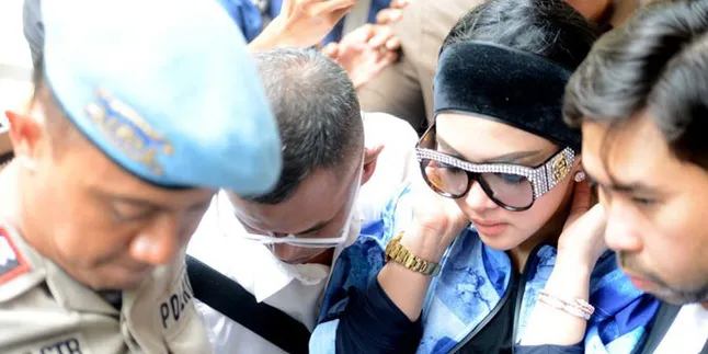 Dikerubungi Banyak Orang Pasca Sidang, Rambut Syahrini Kena Jambak