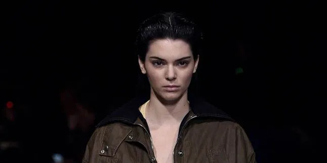 Dikerumuni Paparazzi, Kendall Jenner Nyaris Jatuh di Depan Umum Dikerumuni Paparazzi, Kendall Jenner Nyaris Jatuh di Depan Umum