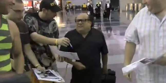 Dikerumuni Penggemar, Danny DeVito Terjatuh Dikerumuni Penggemar, Danny DeVito Terjatuh