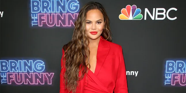 Dikritik Gara-Gara Nggak Pakai Bra di Depan Anak, Ini Respon Chrissy Teigen