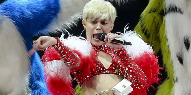 Dikritik, Miley Cyrus Cuek Gunakan Orang Kerdil di Konsernya