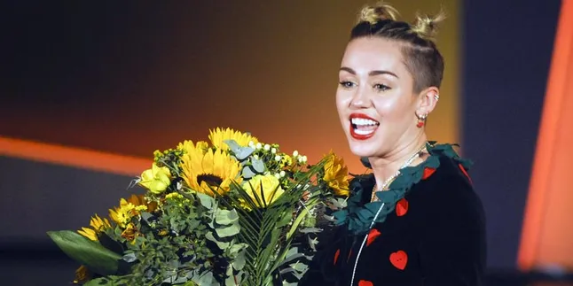 Dikritik Soal Penampilannya di MTV EMA 2013, Miley Cyrus Pilih 'Cuek'