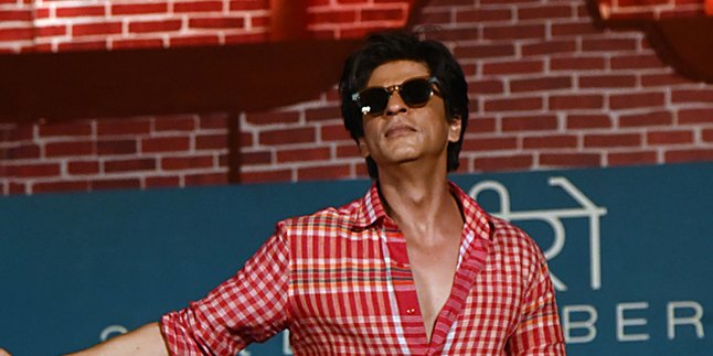 Prohibited from Gathering at Mannat, Fans Celebrate SRK's Birthday with 5,555 Covid Kits Donation