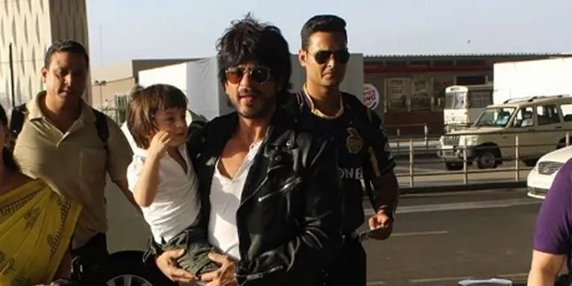 Dilarang Keluarga Posting AbRam, Ini Yang Dilakukan Shahrukh Khan