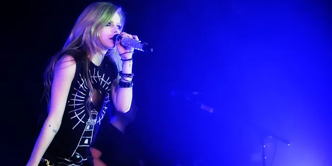 Dilarikan ke Rumah Sakit, Avril Lavigne Batal Tampil