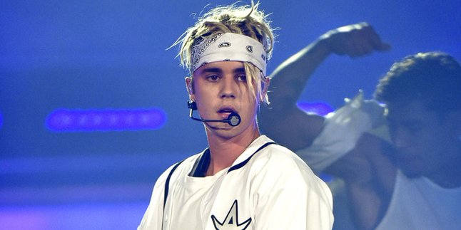 Dilempar Topi Fans Saat Pidato, Begini Reaksi Justin Bieber