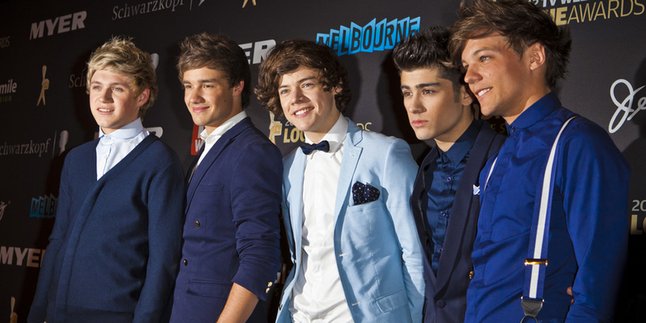 Dilempari Fans, Personel One Direction Kesakitan Di Atas Panggung