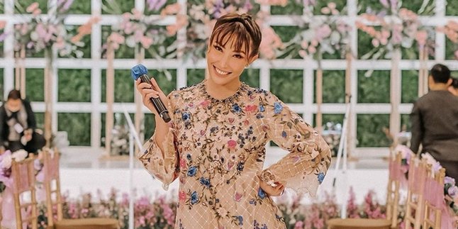 Involved in Aurel Hermansyah's Siraman Event, Ayu Dewi Cries Tears of Joy