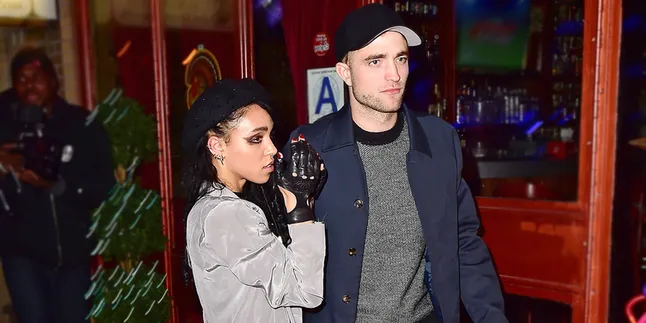 Dimabuk Cinta, Robert Pattinson Dukung Penuh Karir FKA Twigs Dimabuk Cinta, Robert Pattinson Dukung Penuh Karir FKA Twigs