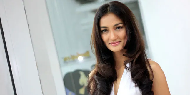 Dimandikan Mickey Rourke, Atiqah Hasiholan Tak Deg-degan