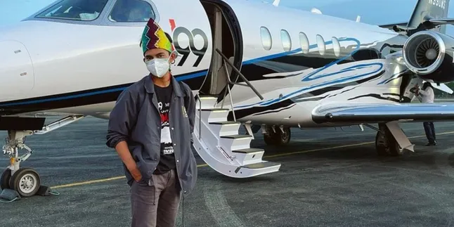 Dimas Ahmad Terinspirasi Dengan Kesuksesan Crazy Rich Malang yang Miliki Pesawat Pribadi Di Umur 31 Dimas Ahmad Terinspirasi Dengan Kesuksesan Crazy Rich Malang yang Miliki Pesawat Pribadi Di Umur 31