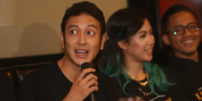 Dimas Anggara Buang Sial di Danau Toba