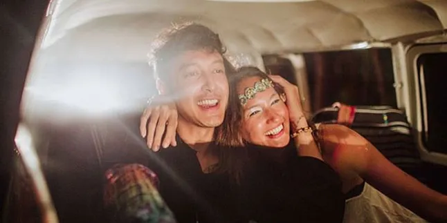 Dimas Anggara - Nadine Chandrawinata Umumkan Pertunangan