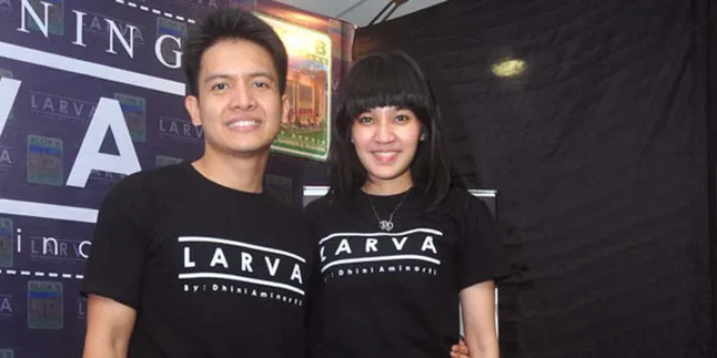 Tahun Baru, Dimas Seto dan Dhini Justru Jaga Stand Larva
